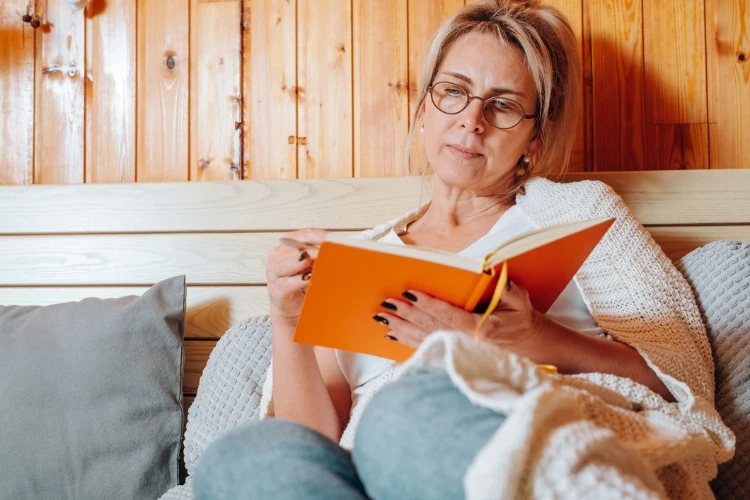 An example of one of the addiction recovery mindfulness techniques, a woman journaling